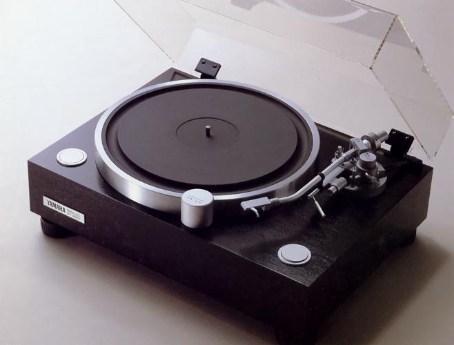 Foto: https://audio-database.com/YAMAHA/player/gt-2000.html